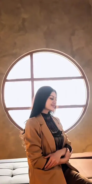 Rani Anggraini tersenyum di depan jendela bundar ruang VIP Premium di Senzu Reflexology